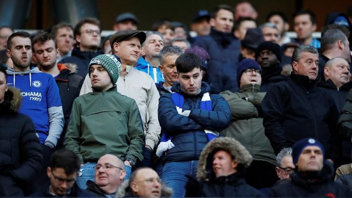 Fans Chelsea terlihat kesal usai tim favoritnya dibantai Manchester City 0-6 di Etihad Stadium, Minggu (10/2/2019). (Foto: Reuters) Fans Chelsea terlihat kesal usai tim favoritnya dibantai Manchester City 0-6 di Etihad Stadium, Minggu (10/2/2019). (Foto: Reuters)