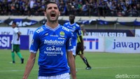 Srdan Lopicic melakukan selebrasi usai berhasil membobol gawang Persiwa Wamena dan menambah poin Persib menjadi 3-0.
