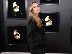 Miley Cyrus Punya Lebih dari 50 Tato, Ada Tato di Dalam Mulut