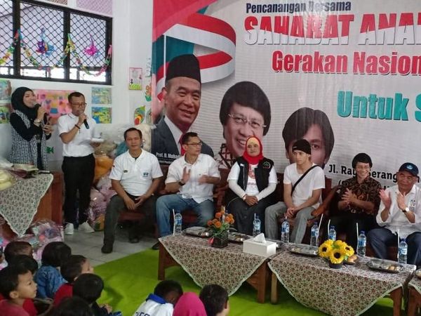 Vokom UI Serahkan Bantuan Boneka dan Mainan untuk Korban Tsunami