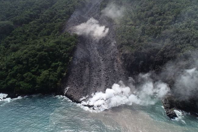 Potret Guguran Lava Panas Membelah Hutan Gunung Karangetang Potret Guguran Lava Panas Membelah Hutan Gunung Karangetang