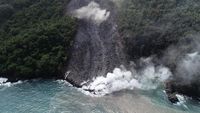 Potret Guguran Lava Panas Membelah Hutan Gunung Karangetang