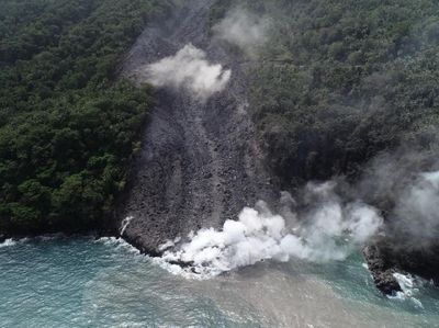 Potret Guguran Lava Panas Membelah Hutan Gunung Karangetang