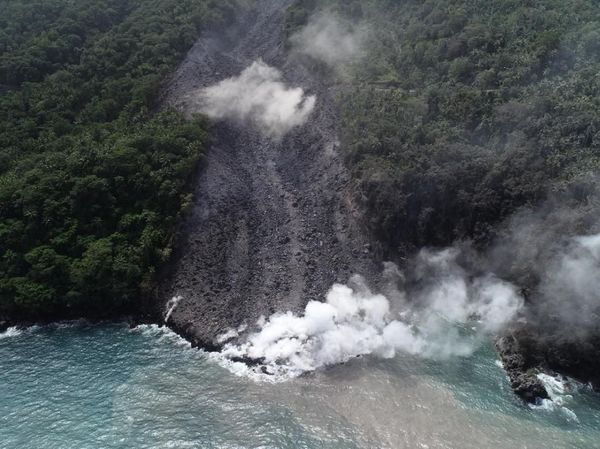 Potret Guguran Lava Panas Membelah Hutan Gunung Karangetang
