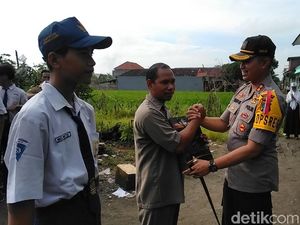 Guru yang Ditantang Siswanya Terima Penghargaan Guru yang Ditantang Siswanya Terima Penghargaan