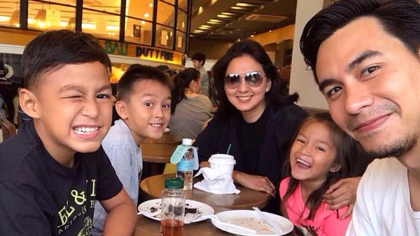 Mengintip Manisnya Momen Kulineran 3 Anak Darius dan Donna yang Kompak