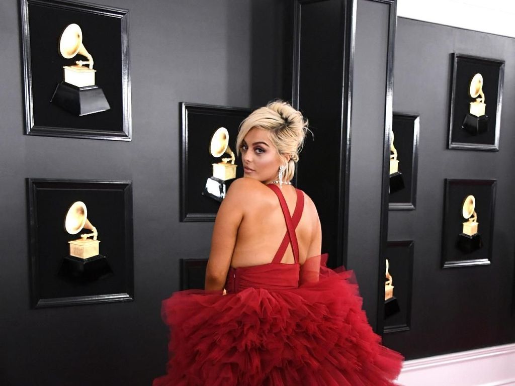 Sempat Ditolak Desainer karena Bentuk Tubuh, Bebe Rexha Memukau di Grammy
