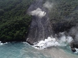 Gunung Karangetang Sulut Erupsi, 216 Orang Mengungsi