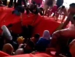 Panggung Pelaminan Ambruk, Pengantin dan Tamu Nyemplung Kali