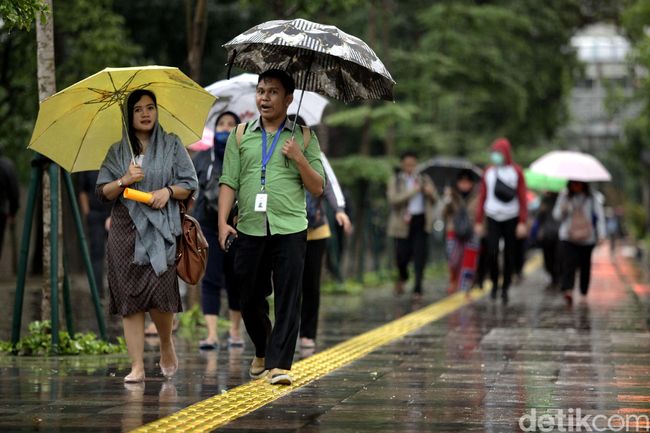Meski Hujan, Begini Sibuknya Pedestrian Sudirman Meski Hujan, Begini Sibuknya Pedestrian Sudirman