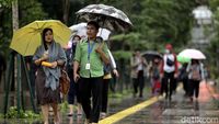 Meski Hujan, Begini Sibuknya Pedestrian Sudirman