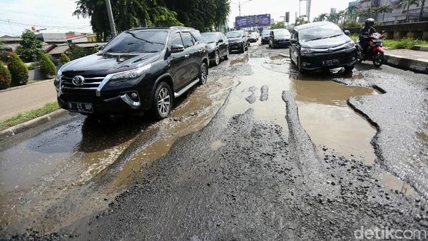 Duh! Jalan KH Noer Ali Kota Bekasi Rusak Parah