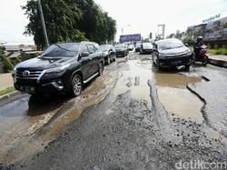 Video Horor Jalan Berlubang di Kalimalang Bekasi