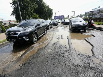 Duh! Jalan KH Noer Ali Kota Bekasi Rusak Parah