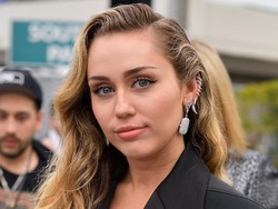 Cara Miley Cyrus Mendukung Sang Suami yang Sedang Sakit