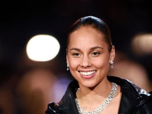 Lihat Menakjubkannya Wajah Alicia Keys Walau Minim Makeup di Grammy 2019