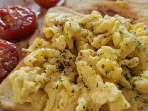 Begini Trik Praktis Bikin Scrambled Eggs yang Creamy Gurih Begini Trik Praktis Bikin Scrambled Eggs yang Creamy Gurih