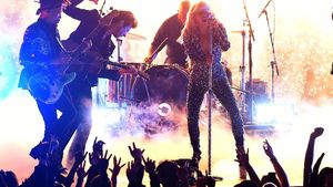 Lady Gaga Tampilkan Shallow Jadi Enerjik di Grammy 2019