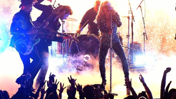 Lady Gaga Tampilkan Shallow Jadi Enerjik di Grammy 2019