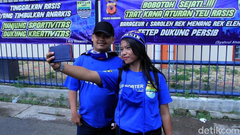 Spanduk Seruan Damai kepada Bobotoh Juga Laris untuk Swafoto Spanduk Seruan Damai kepada Bobotoh Juga Laris untuk Swafoto