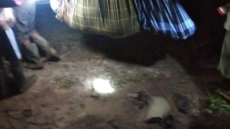 Infrastruktur di Banten Rusak, Warga Tandu Pasien Sakit Pakai Sarung Infrastruktur di Banten Rusak, Warga Tandu Pasien Sakit Pakai Sarung
