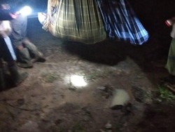 Infrastruktur di Banten Rusak, Warga Tandu Pasien Sakit Pakai Sarung