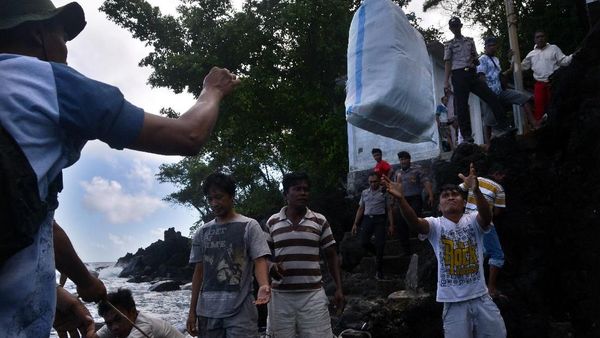 Ratusan Warga Mengungsi Usai Gunung Karangetang Sulut Erupsi