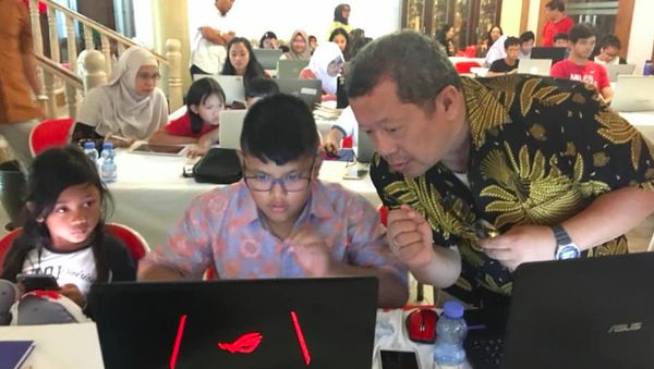 Yuk Intip Aksi Pak Guru Onno Purbo Ajari Anak-anak di Oman