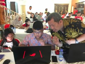 Yuk Intip Aksi Pak Guru Onno Purbo Ajari Anak-anak di Oman