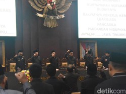Jelang Purna Tugas, Soekarwo Setujui Raperda Penanaman Modal