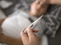 Ngakak! Pria Ini Tak Bisa Bedakan Termometer dengan Test Pack Kehamilan