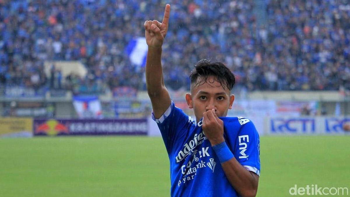 Beckham Putra menjadi salah satu kandidat yang menjadi pemain spesialis tendangan bebas di Persib Bandung. (Wisma Putra/detikSport)