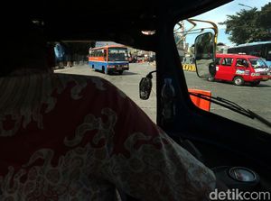 Metromini dan Kopaja di Terminal Blok M Semakin Punah Metromini dan Kopaja di Terminal Blok M Semakin Punah