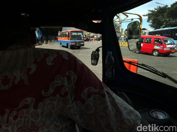 Metromini dan Kopaja di Terminal Blok M Semakin Punah