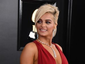 Waduh! Bebe Rexha Kena Lemparan HP Saat Manggung