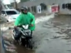 Jalan Ciledug Raya Cipulir Sempat Terendam, Banyak Motor Mogok