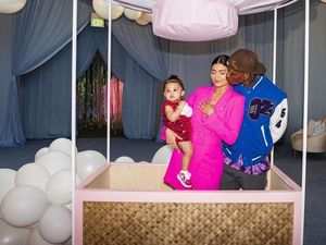 Ultah ke-1, Kylie Jenner Beri Hadiah Kalung Berlian Untuk Putrinya