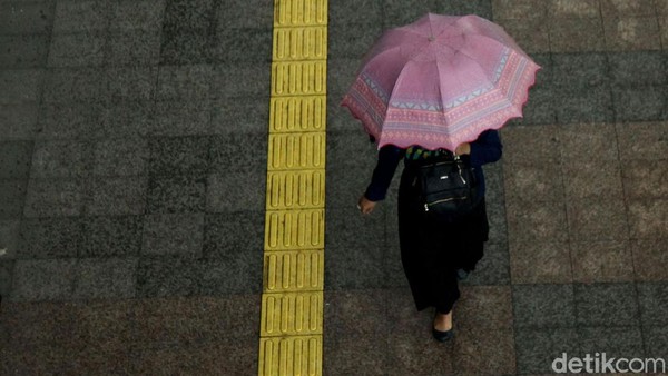 Pedestrian di kawasan Sudirman selau dipadati para pejalan kaki meski giguyur hujan. Begini penampakannya.