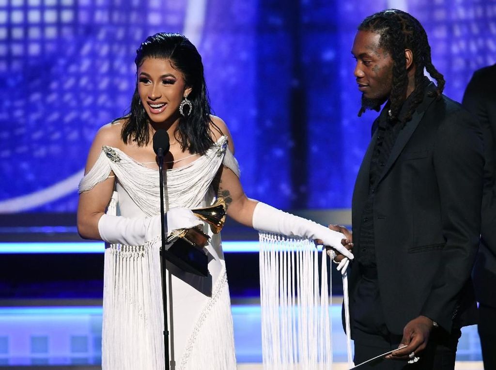 Raih Best Rap Album, Cardi B Bagi Kemenangan dengan Mac Miller Raih Best Rap Album, Cardi B Bagi Kemenangan dengan Mac Miller