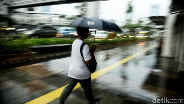 Pedestrian di kawasan Sudirman selau dipadati para pejalan kaki meski giguyur hujan. Begini penampakannya.