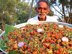 YouTuber Kakek 73 Tahun Ini Bagi-Bagi Makanan Untuk Anak Yatim