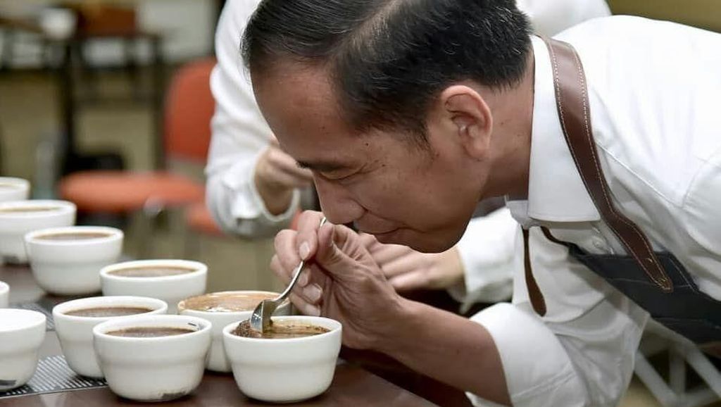 Icip Koling hingga Kopi Ijo 4 Ribu Perak, Begini Gaya Presiden Jokowi Saat Ngopi Icip Koling hingga Kopi Ijo 4 Ribu Perak, Begini Gaya Presiden Jokowi Saat Ngopi