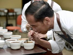 Icip Koling hingga Kopi Ijo 4 Ribu Perak, Begini Gaya Presiden Jokowi Saat Ngopi Icip Koling hingga Kopi Ijo 4 Ribu Perak, Begini Gaya Presiden Jokowi Saat Ngopi