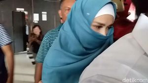 Usai Jenguk Dhani, Mulan Jameela Bungkam dan Tutupi Wajah