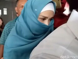 Hampir 3,5 Jam Mulan Besuk Dhani di Rutan Medaeng