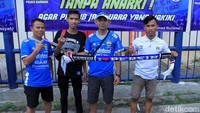 Ada 116 spanduk berisikan kalimat positif, dukungan dan ajakan kepada suporter Persib agar tidak melakukan hal-hal anarkis dipasang disekliling pagar Stadion Si Jalak Harupat.
