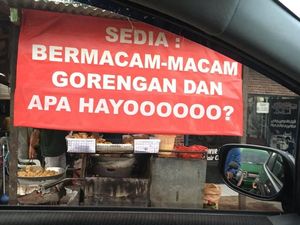 Netizen Kompak Bikin Meme Spanduk Gorengan yang Jadi Viral Netizen Kompak Bikin Meme Spanduk Gorengan yang Jadi Viral
