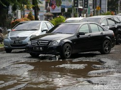 Velg Pecah Tiba-tiba Akibat Hantam Jalan Berlubang, Jangan Panik Ini Cara Berkendaranya