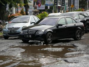 Velg Pecah Tiba-tiba Akibat Hantam Jalan Berlubang, Jangan Panik Ini Cara Berkendaranya Velg Pecah Tiba-tiba Akibat Hantam Jalan Berlubang, Jangan Panik Ini Cara Berkendaranya