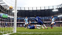 Raheem Sterling membuka keunggulan untuk Manchester City di menit ke-4. Reuters/Carl Recine.